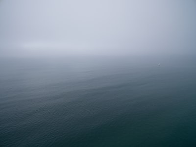 顶视图的海洋在灰色的云层

